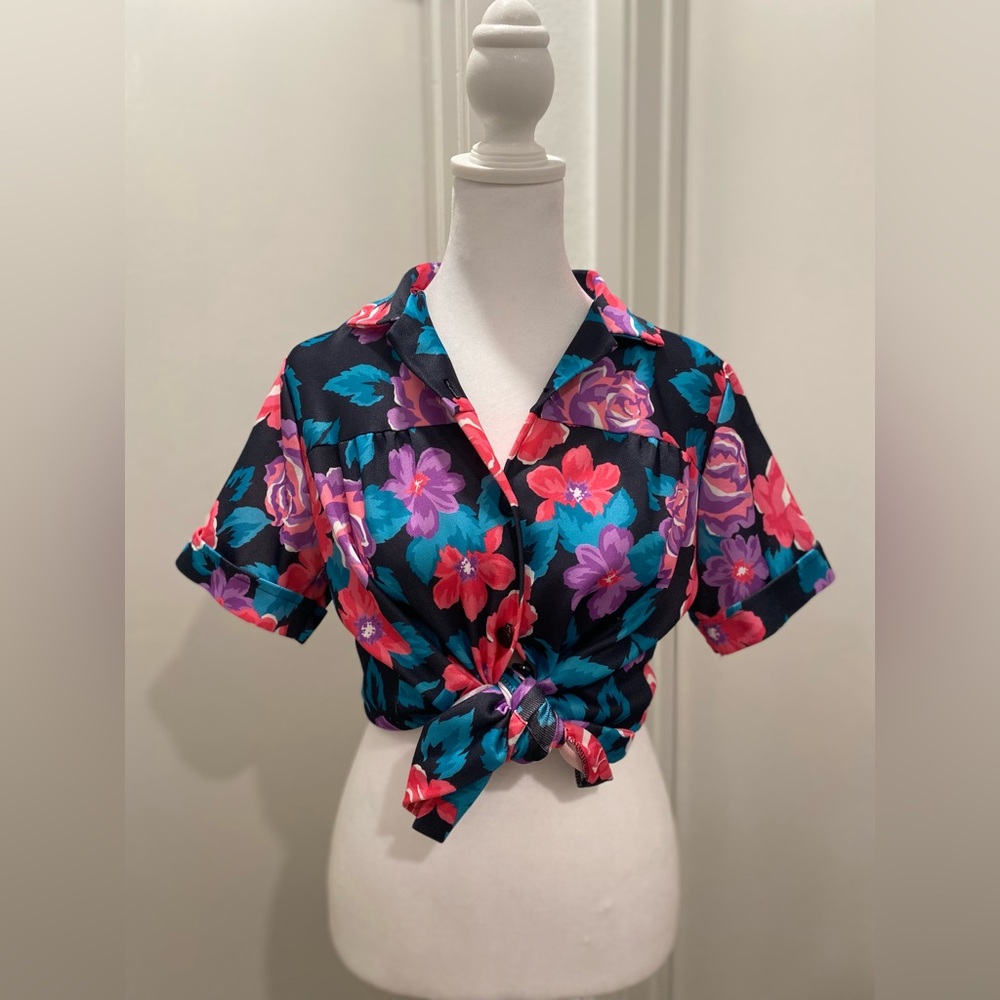 VTG Black Short-Sleeved Button-Up Collared Colorful Floral Shirt Blouse
